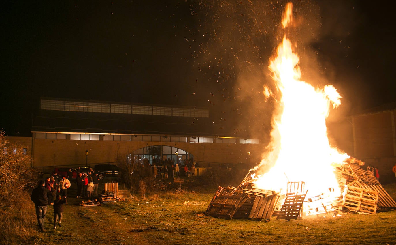 Las hogueras de Santa Águeda, en imágenes