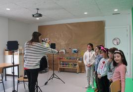 Una profesora de inglés prepara a sus alumnos para grabar un vídeo explicativo en la zona 'crea'.