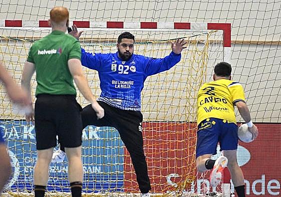 Aly intenta detener una pena máxima