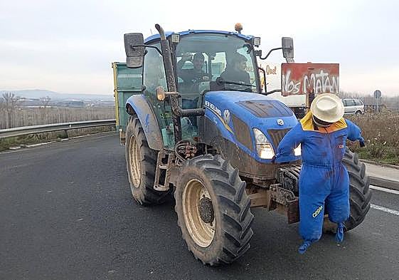 Un agricultor expresa su malestar en el tractor, en el polígono de El Sequero.
