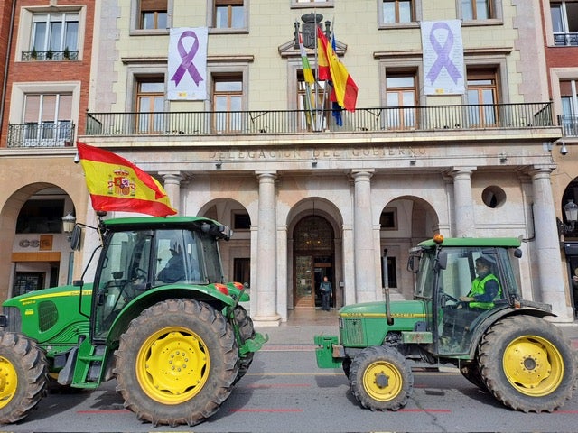 Tractores pasando por delante de la Delegación del Gobierno.