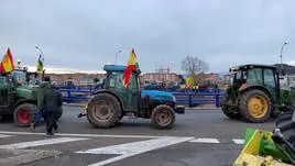 Tractores dando vueltas en una rotonda, en Nájera.