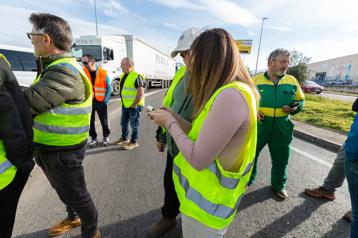 La Rioja Agricultores circulando de la rotonda del poligono hasta la que da acceso a la A12 autovia. Paso alterno de vehiculos, guardia civil, paro de trafico Huelga agricultores, tractorada, trafico, bloqueo, caravana, traficco lento 