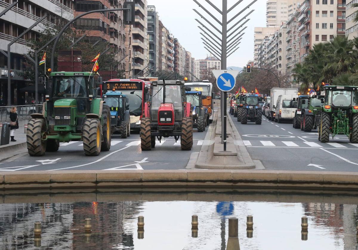 Un grupo de tractores transita en ambos sentidos de la Gran Vía.