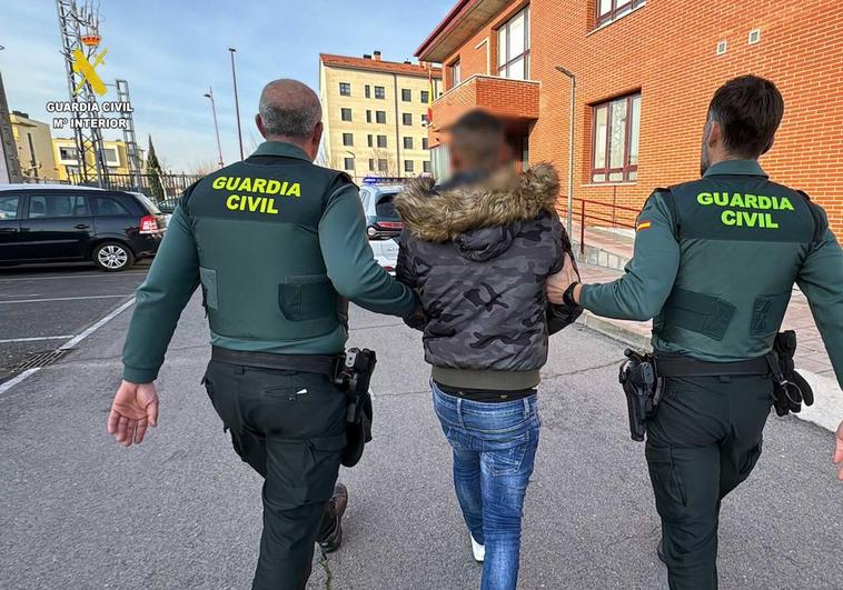 El detenido, conducido por los agentes de Guardia Civil.