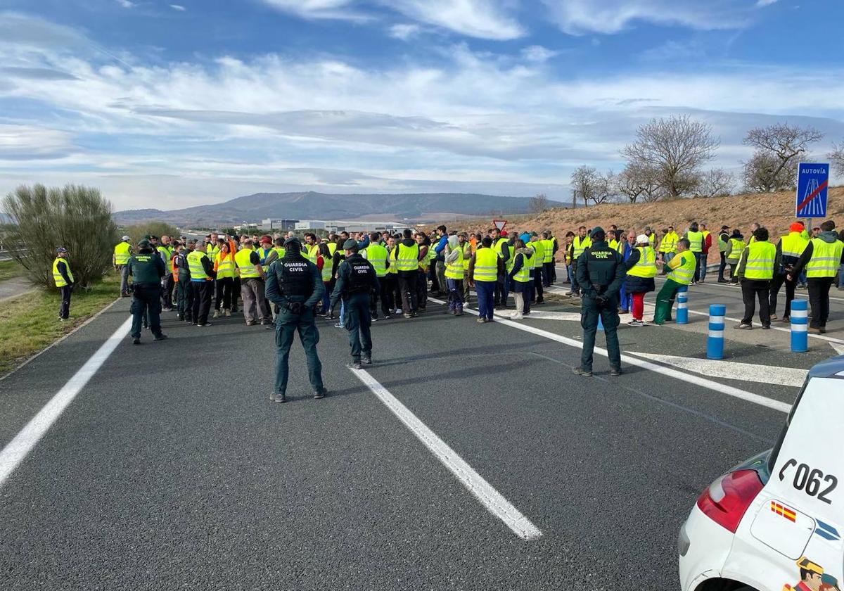 Los agricultores cortan la A-12 en Navarrete