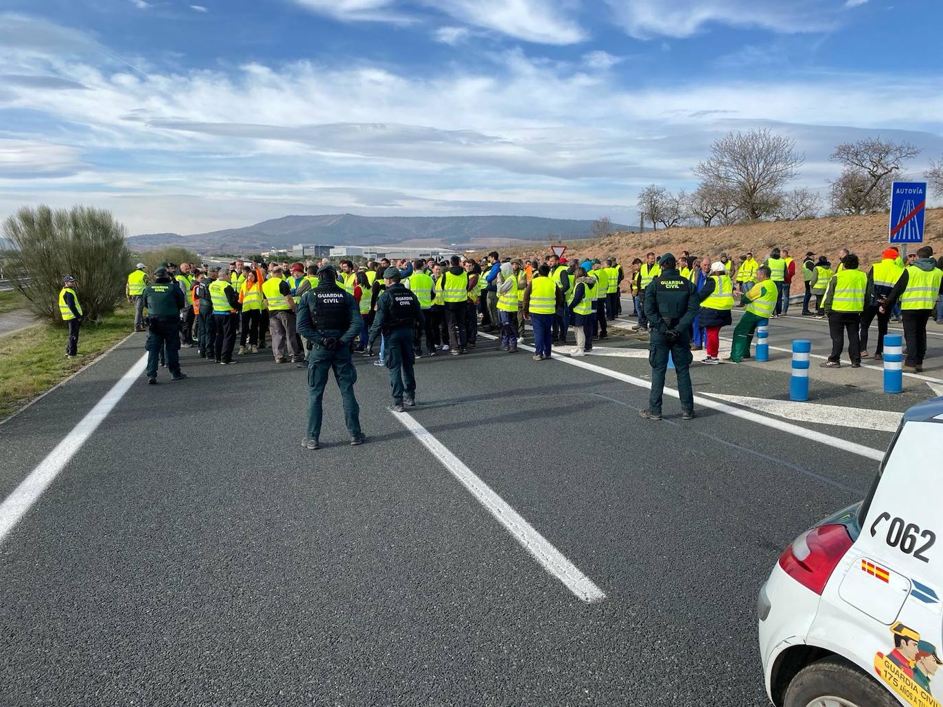 Los agricultores cortan la A-12 en Navarrete