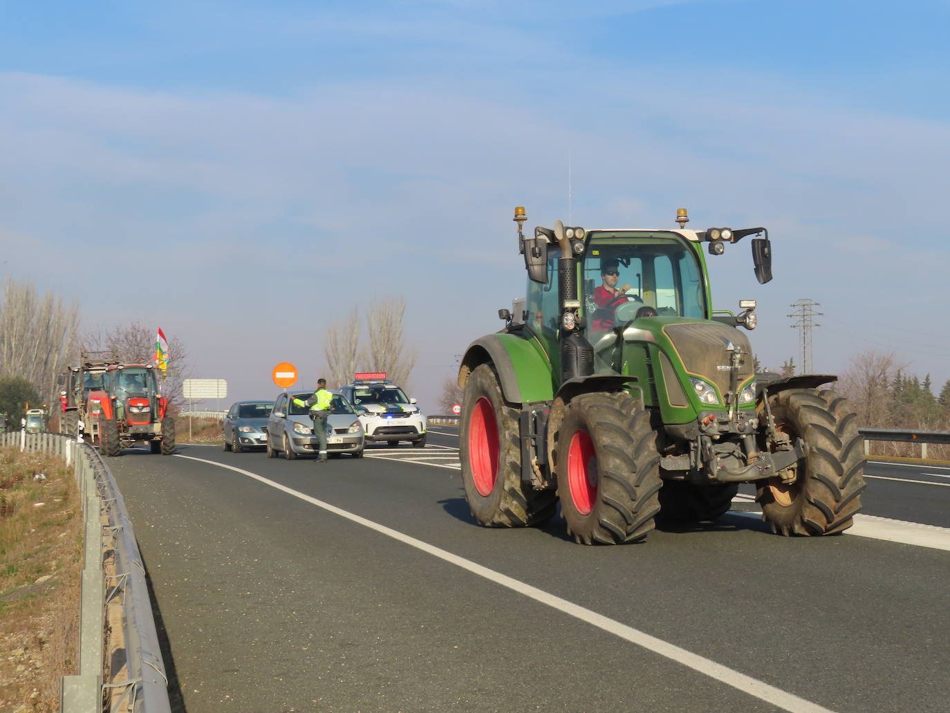 Carreteras vacías y muchos tractores en Alfaro