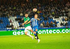 Gexan pugna por el balón con Valcarce, en el choque de la primera vuelta.