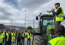 Eduardo Herreros se dirige a sus compañeros, en Navarrete.