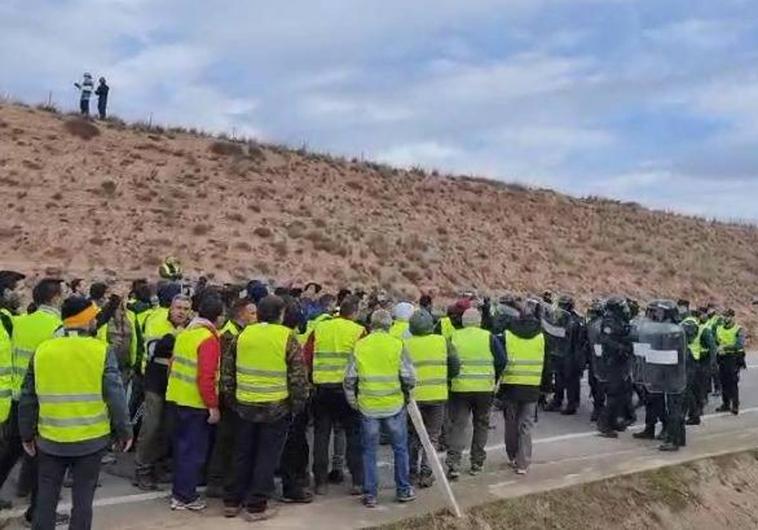 A empujones con la Guardia Civil: la tensión subió en Navarrete