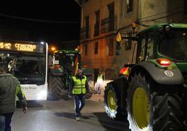 Los agricultores de Cenicero son recibidos entre aplausos tras una «jornada histórica»