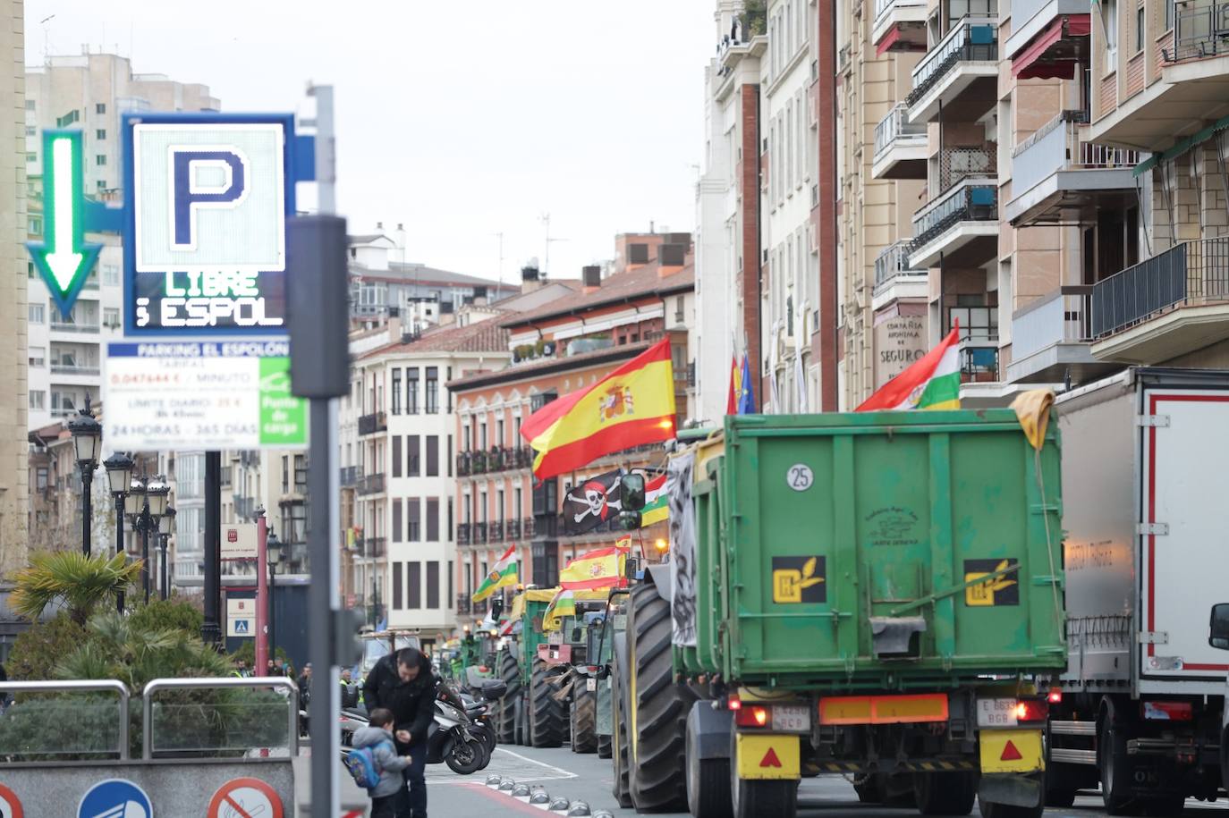 Los tractores abandonan El Espolón