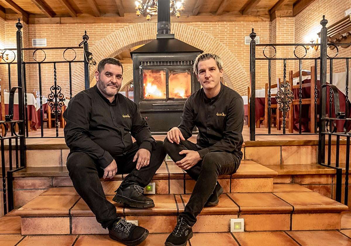 Aritza y Lander han tomado las riendas del asad; abajo, la gran chimenea, punto focal.