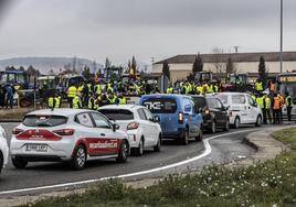 Retenciones en el polígono deLentiscares, en Navarrete,provocadas por un nuevocorte de los agricultores.