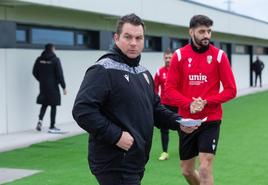 Diego Martínez, antes de iniciar un entrenamiento. Junto a él, Jony.