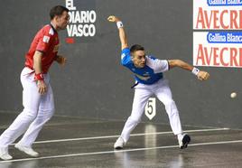 Zabala golpea la pelota ante la mirada de Jaka, el pasado domingo.
