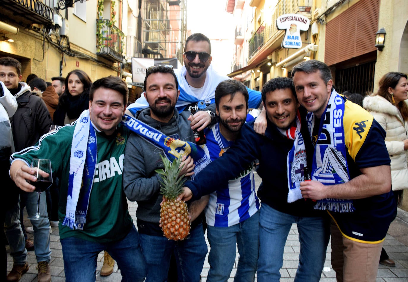 La afición del Dépor pone color blanquiazul a la calle Laurel