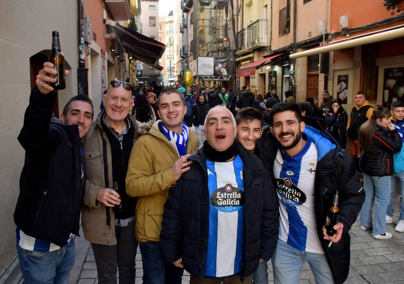 La afición del Dépor pone color blanquiazul a la calle Laurel