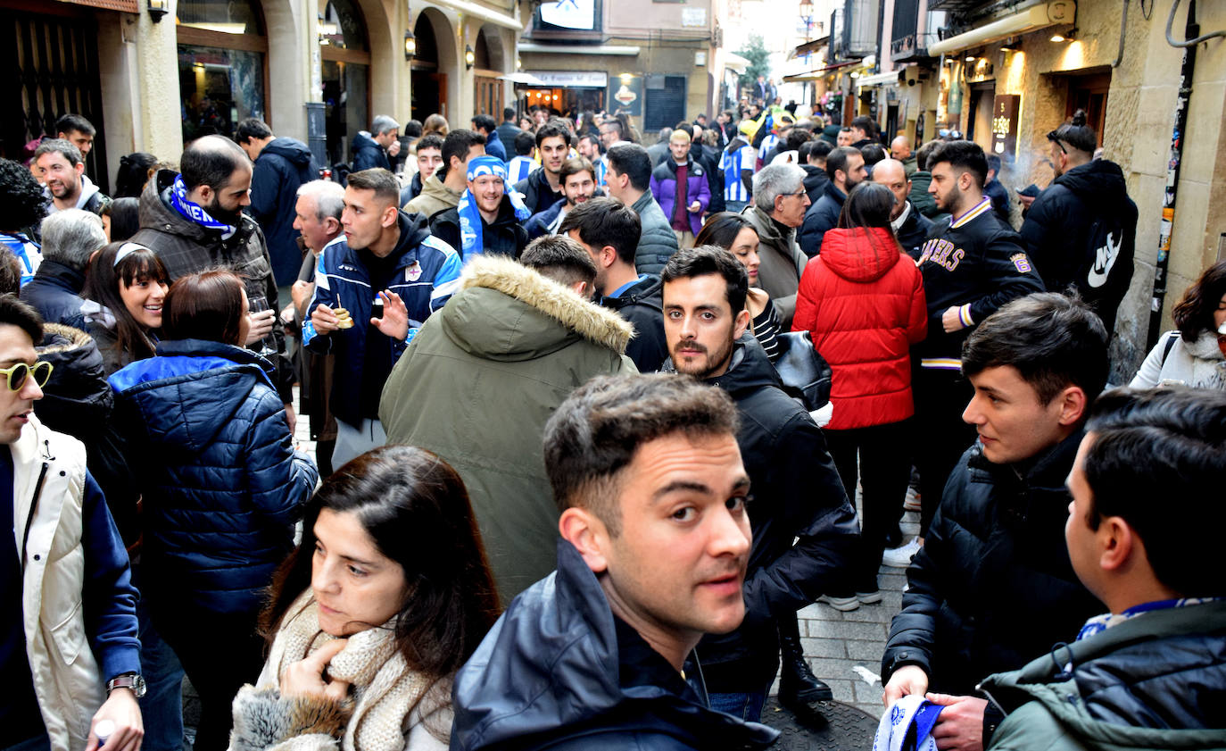 La afición del Dépor pone color blanquiazul a la calle Laurel