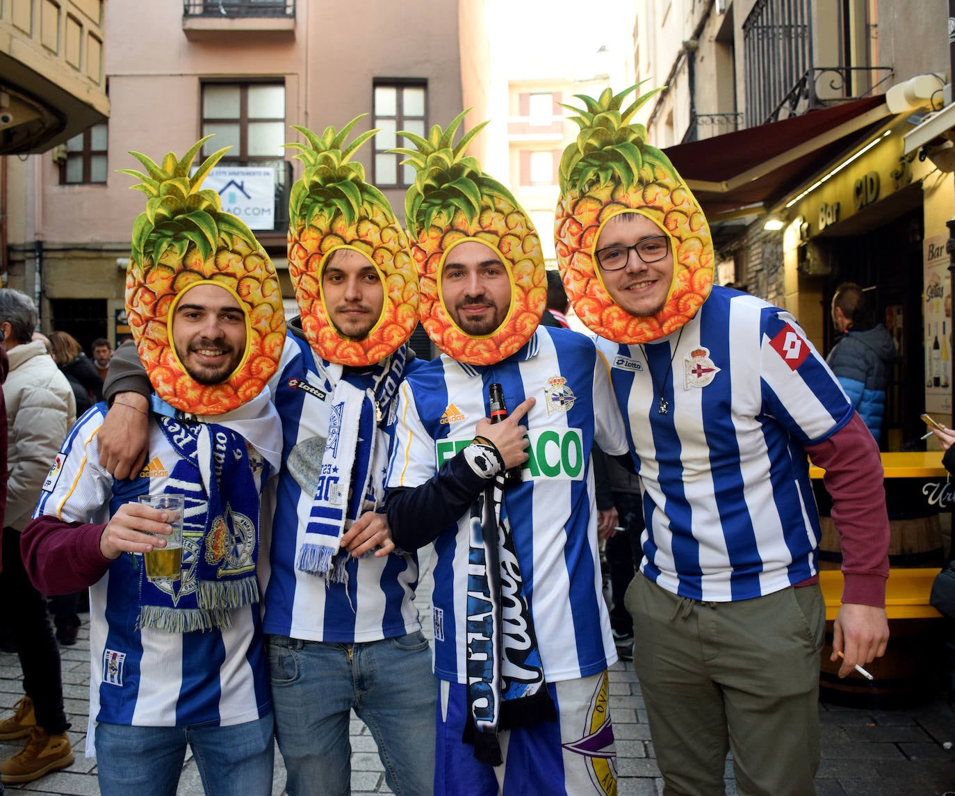 La afición del Dépor pone color blanquiazul a la calle Laurel