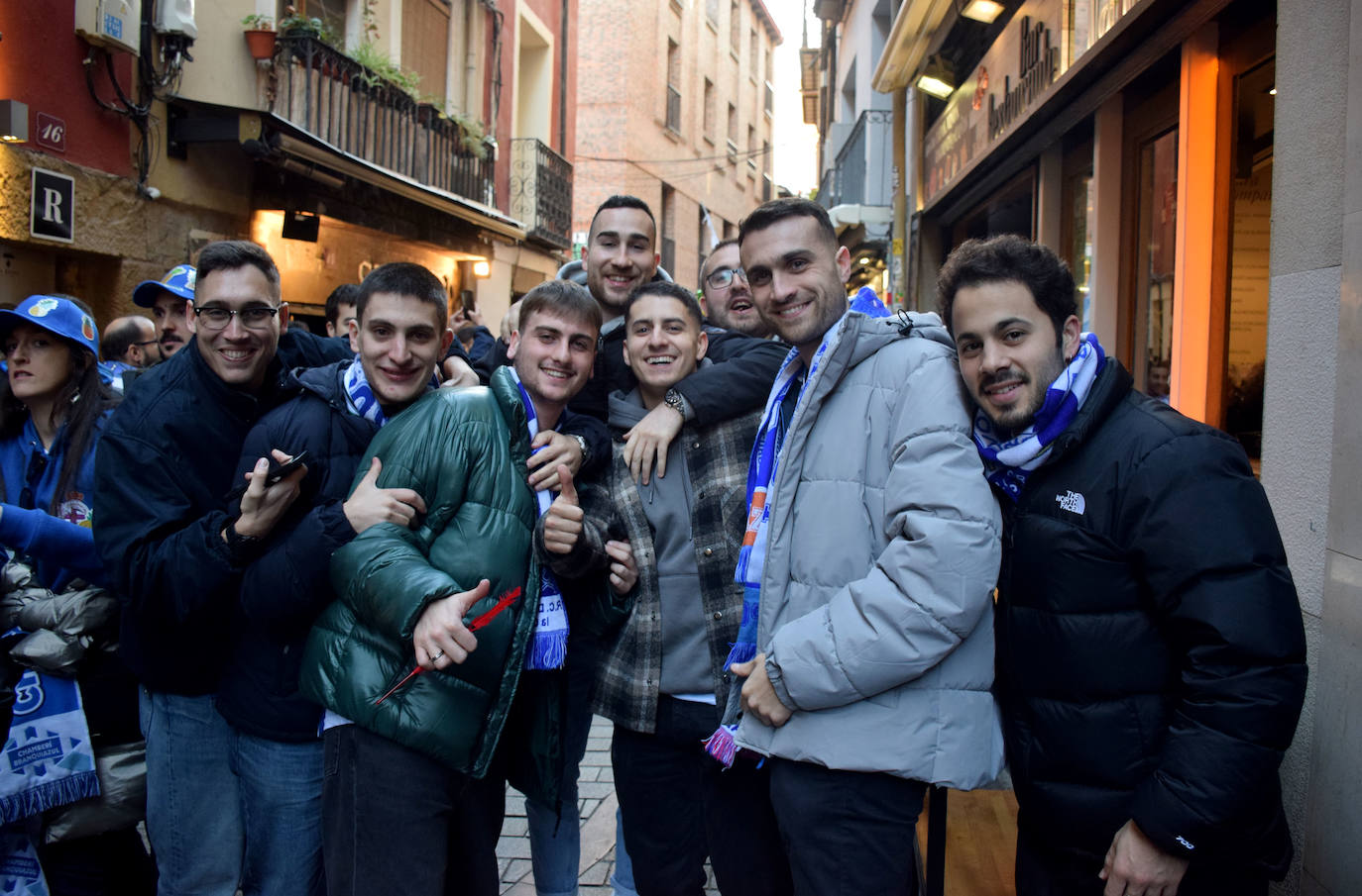 La afición del Dépor pone color blanquiazul a la calle Laurel