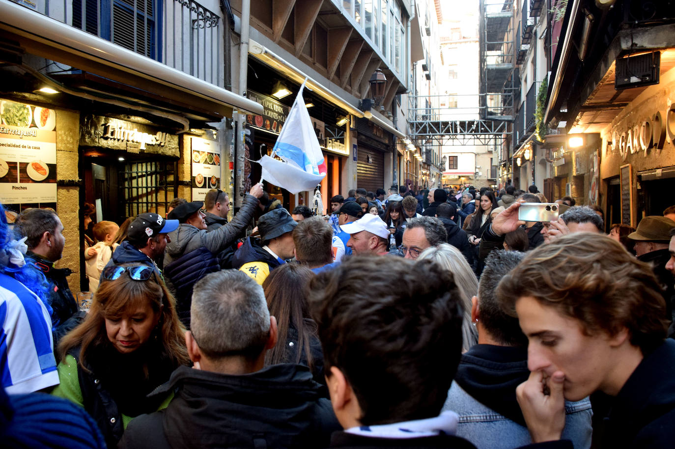 La afición del Dépor pone color blanquiazul a la calle Laurel