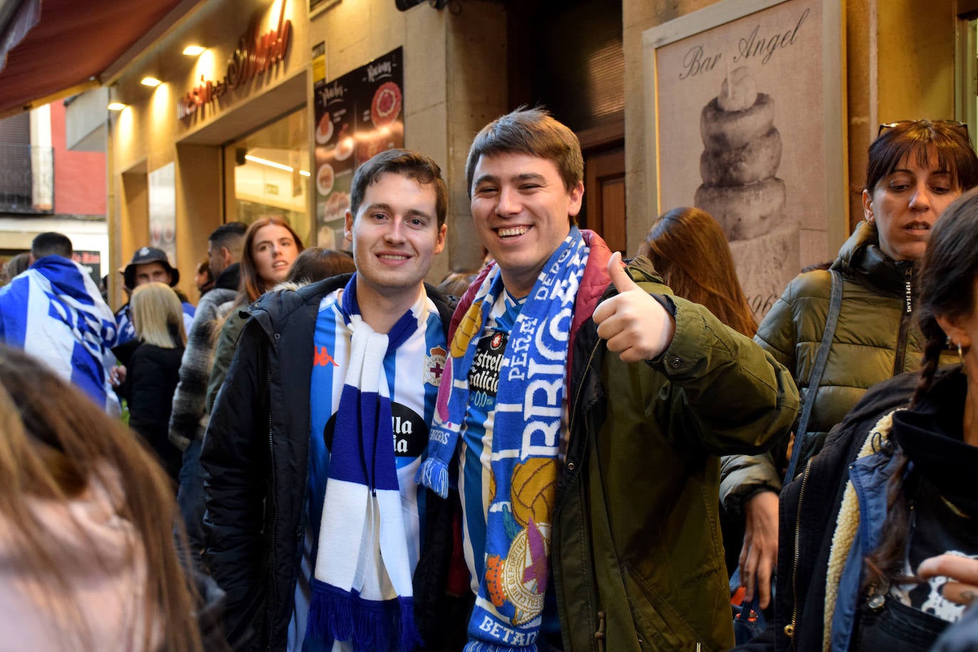 La afición del Dépor pone color blanquiazul a la calle Laurel