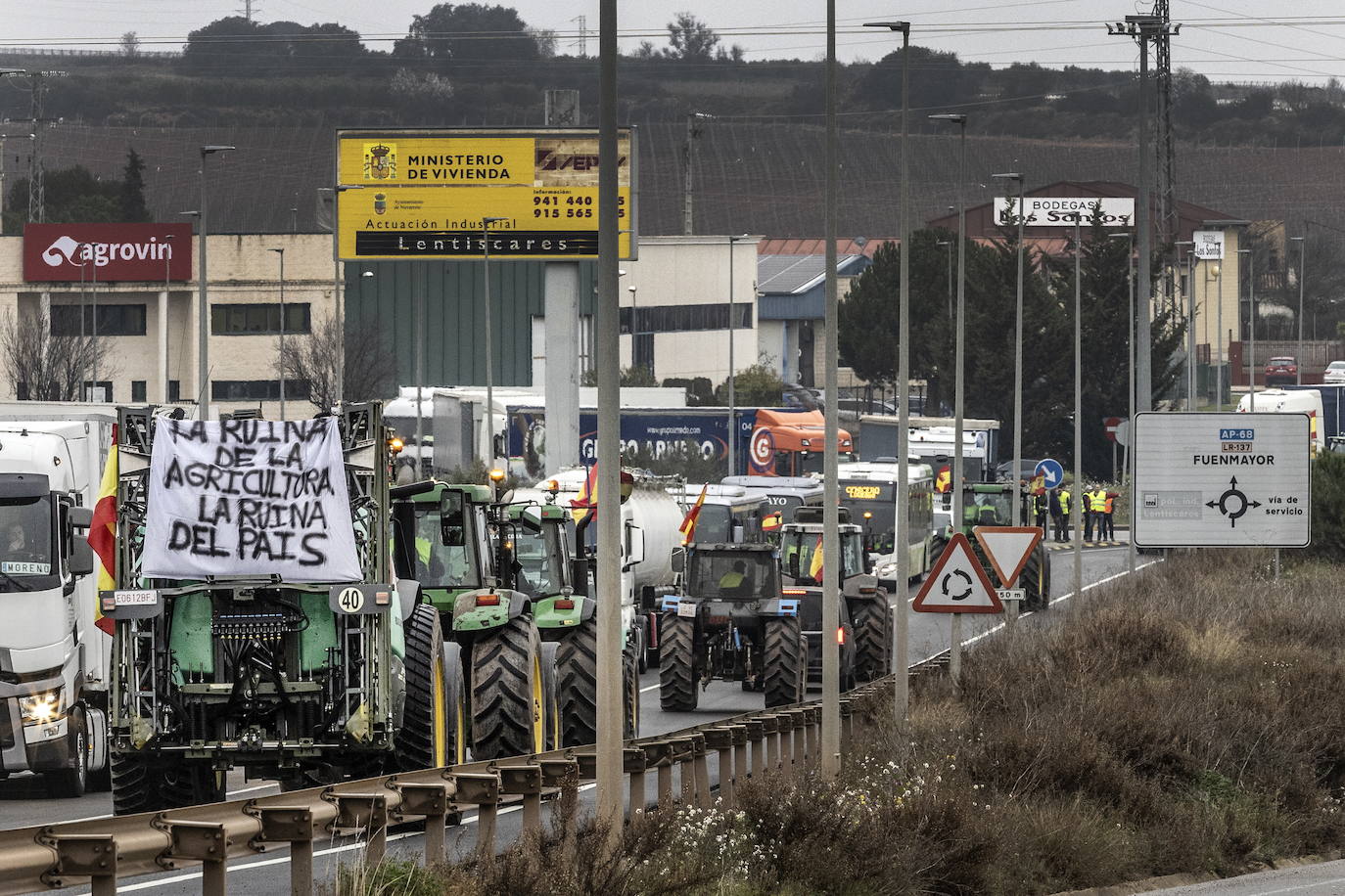 Agricultores con sus tractores en Navarrete.