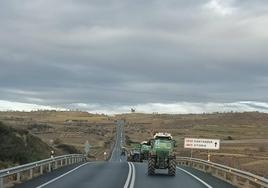 Tractores este sábado circulando por la N-232 desde San Asensio.