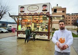 Álvaro Martínez posa junto a la churrería emplazada en el parque Entre Ríos de Lardero, el pasado viernes.