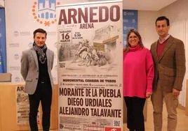 El torero Diego Urdiales, la edil Rosa Herce y el empresario Ignacio Ríos, ante el cartel de la feria.