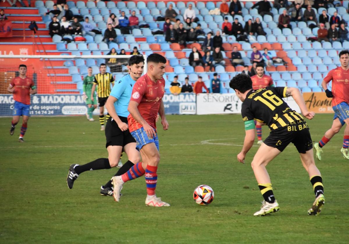 El rojillo Raúl Rubio, seguido por el colegiado en el partido del domingo pasado contra el Barakaldo.