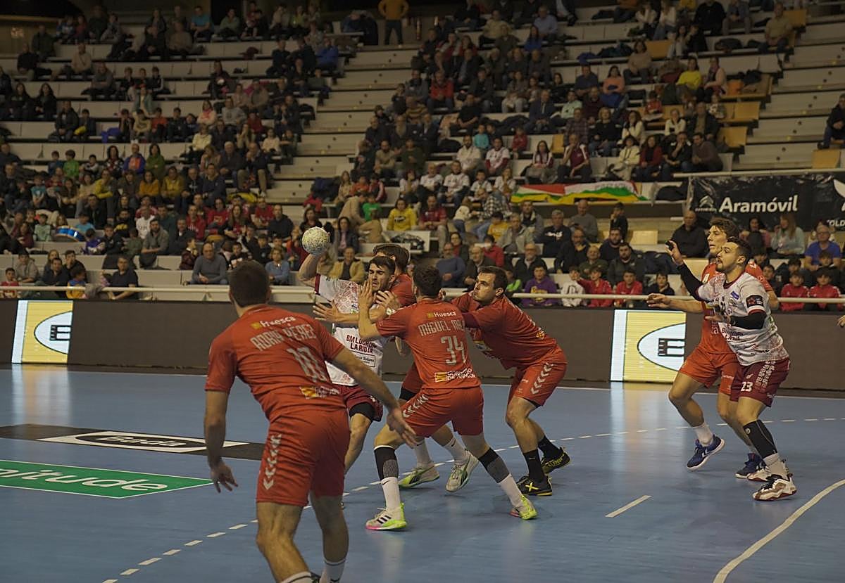 Palomino es detenido por la defensa oscense.