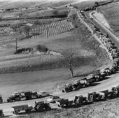 Las huellas del tractor sobre la carretera