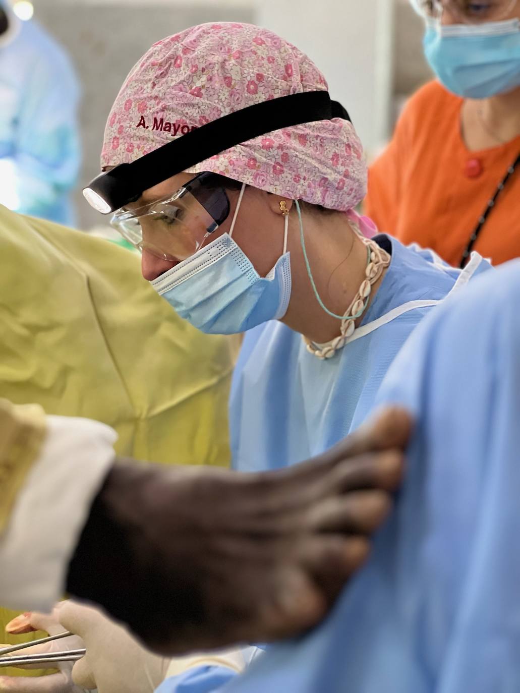 La ginecóloga riojana, durante una intervención quirúrgica en Lodwar.