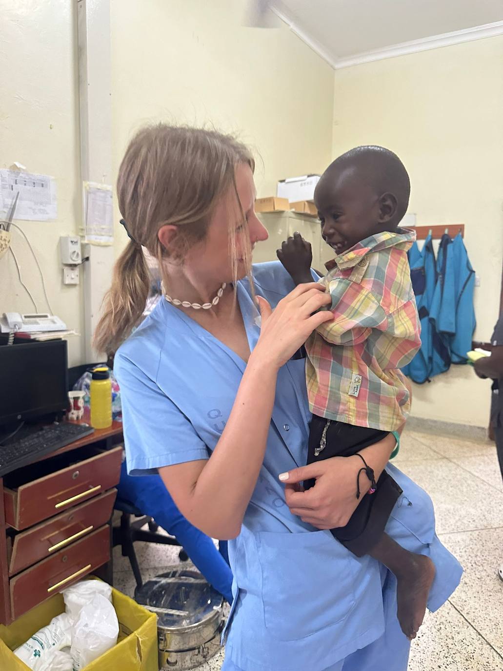 Alejandra Mayoral, junto a un pequeño en el consultorio médico.