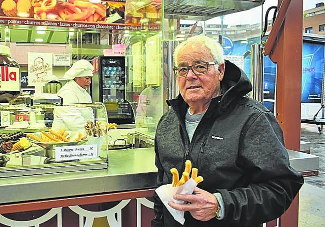 Ángel Martínez posa con sus churros recién hechos en La Exquisita.