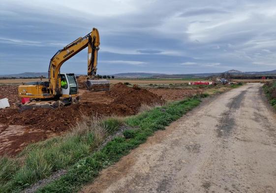 Energía renovable. Una excavadora comienza con el movimieno de tierras en el lugar donde se construirá el parque eólico Jubera, con Ausejo al fondo.