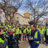 Los agricultores se manifiestan durante la visita de la consejera Manzanos