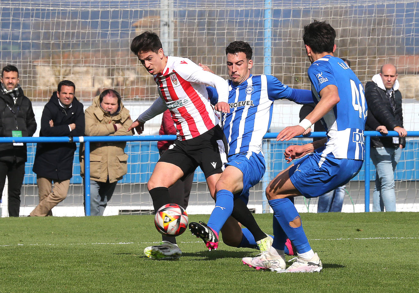 Para toca a Seguin por detrás, que cae derribado. Penalti muy claro en el minuto 35 que no se pitó en Ibaia.