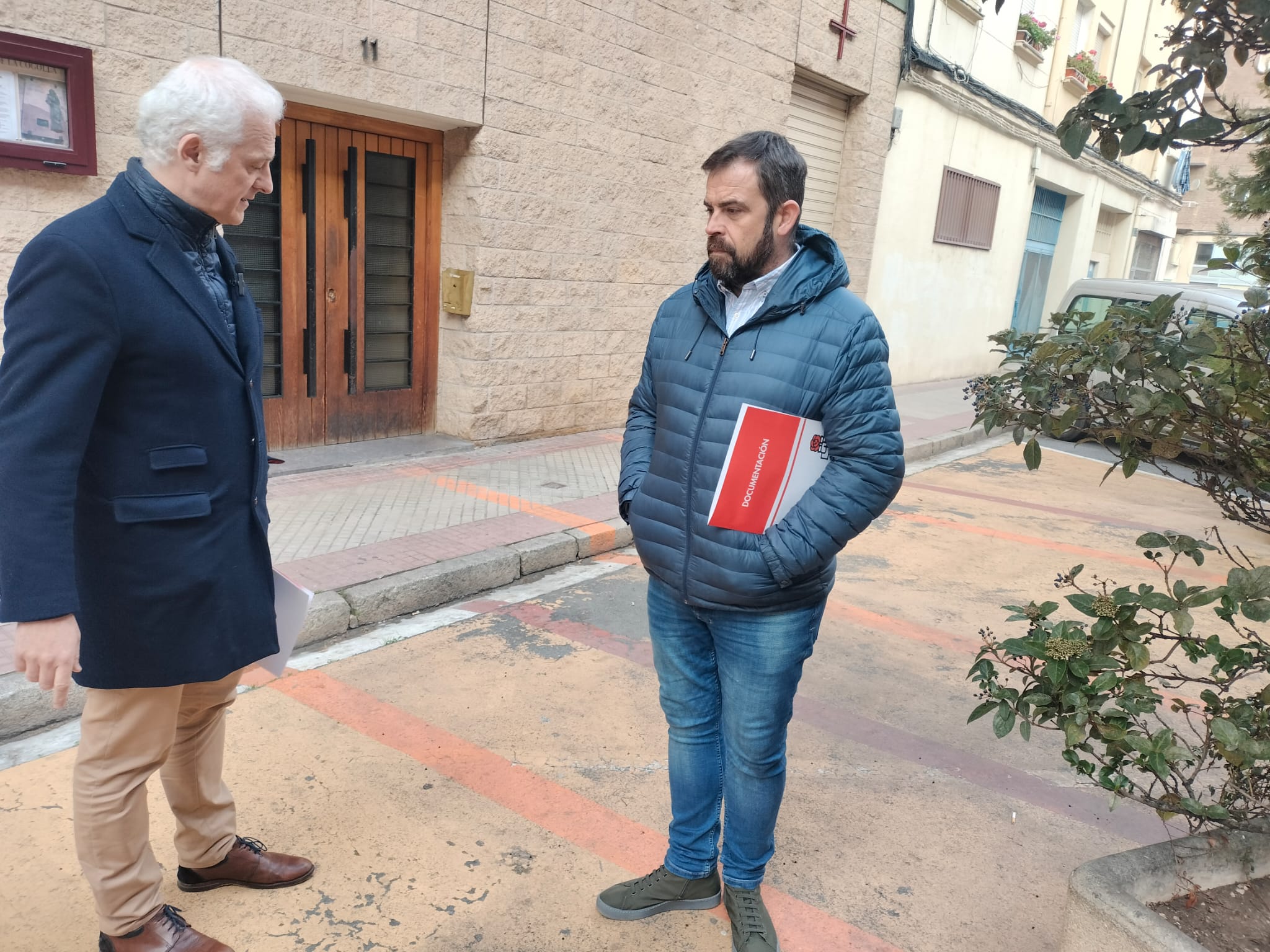 Pablo Hermoso de Mendoza e Iván Reinares, en la calle Quintiliano, en el espacio reservado frente a la parroquia.