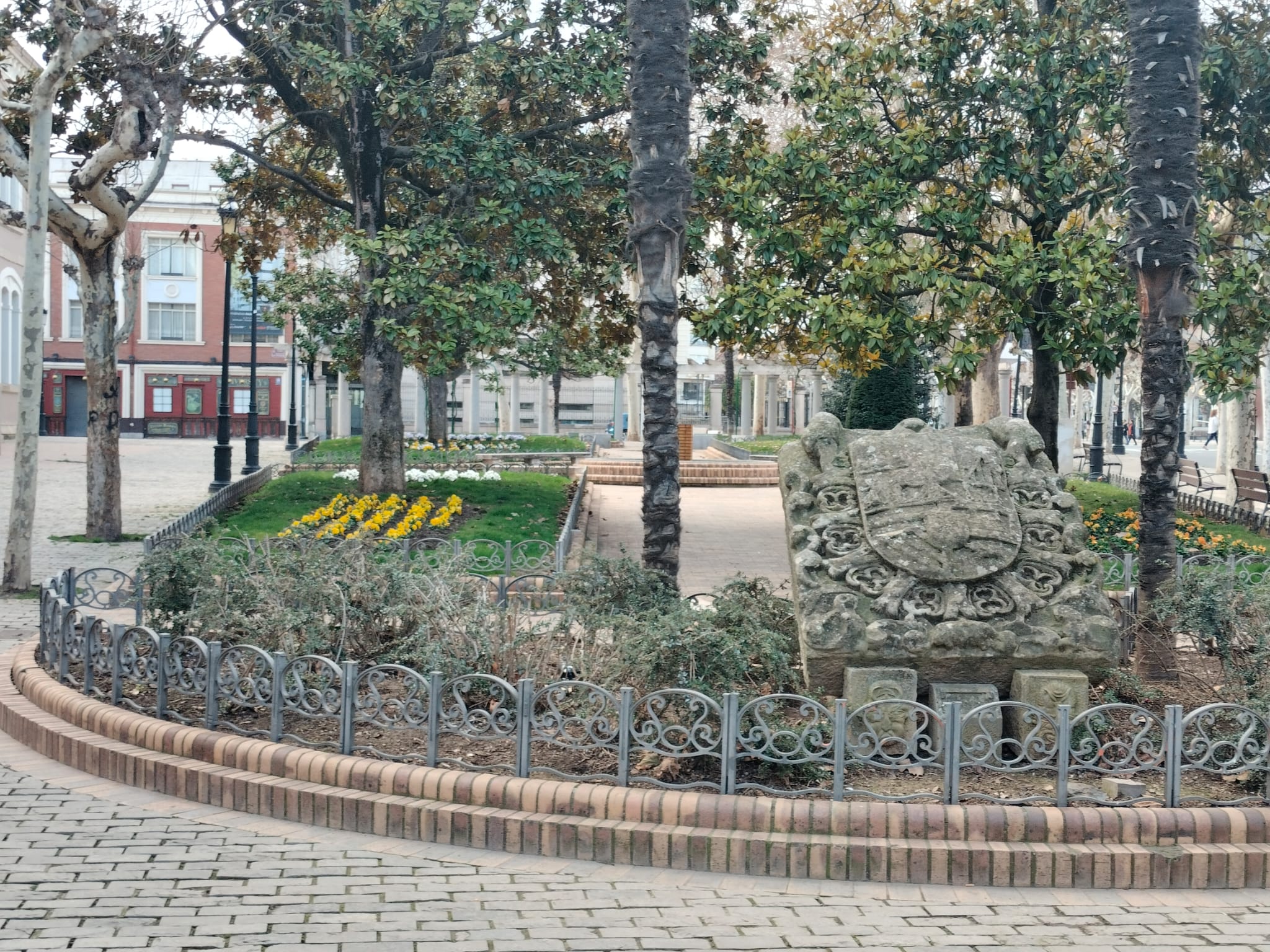 Una de las opciones que se baraja es sustituir el escudo, que en su actual posición se deteriora, por el busto del Doctor Zubía