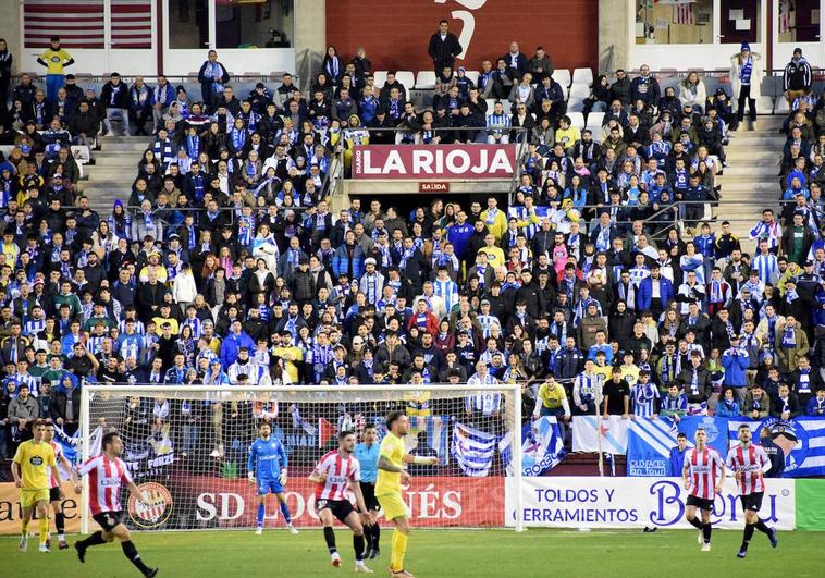 Aficionados del Deportivo, en el fondo sur de Las Gaunas.