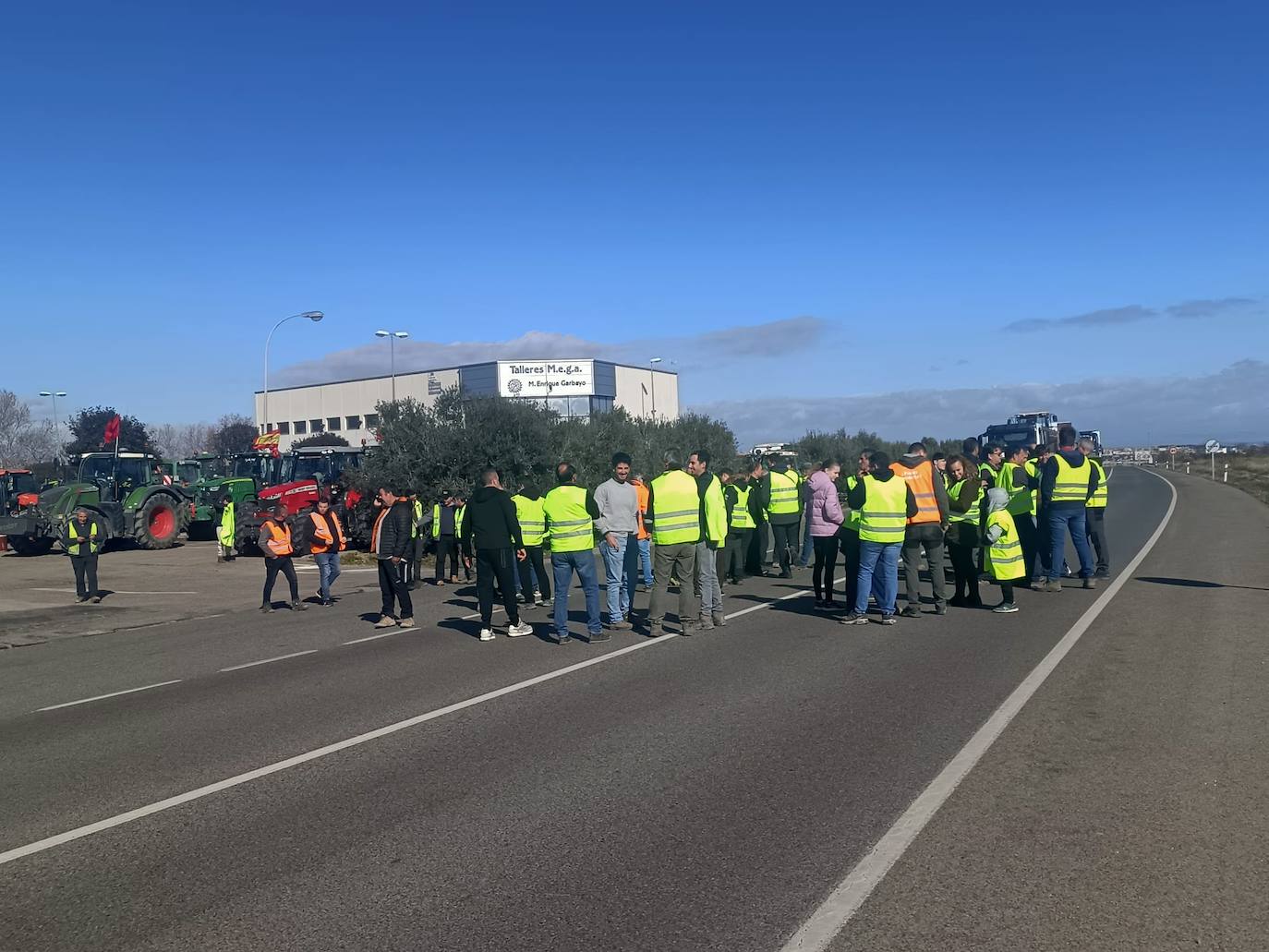 Las imágenes de las protestas de los agricultores este lunes