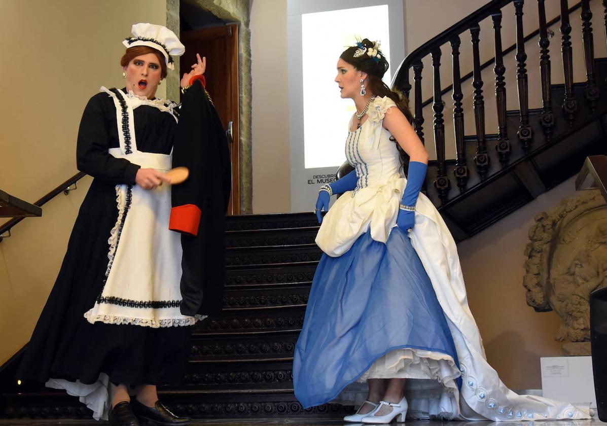 Escena de la ruta teatralizada, con Doña Jacinta y su criada Cándida.