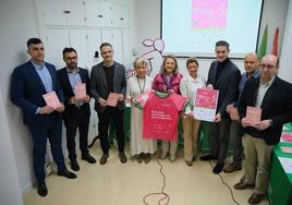 Organizadores y patrocinadores de la IX Carrera de la Mujer por la Investigación, con la nueva camiseta de la prueba.