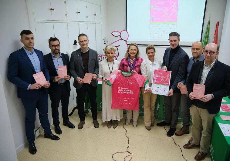 Organizadores y patrocinadores de la IX Carrera de la Mujer por la Investigación, con la nueva camiseta de la prueba.