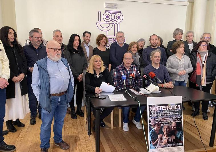 Miembros de la Plataforma en Defensa por la Sanidad Pública de La Rioja, durante la rueda de prensa.