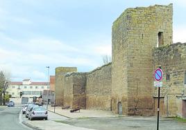 Vista del torreón apuntalado de la muralla de Santo Domingo, en primer término.